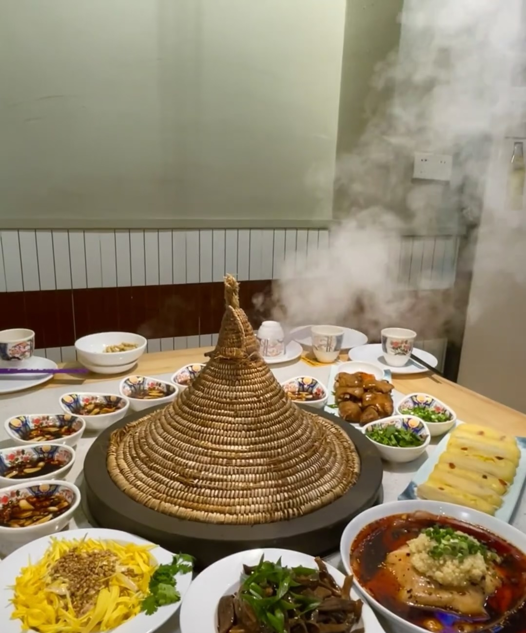 整条的鱼和配菜入石锅中焖煮八分钟就可以吃 配图3