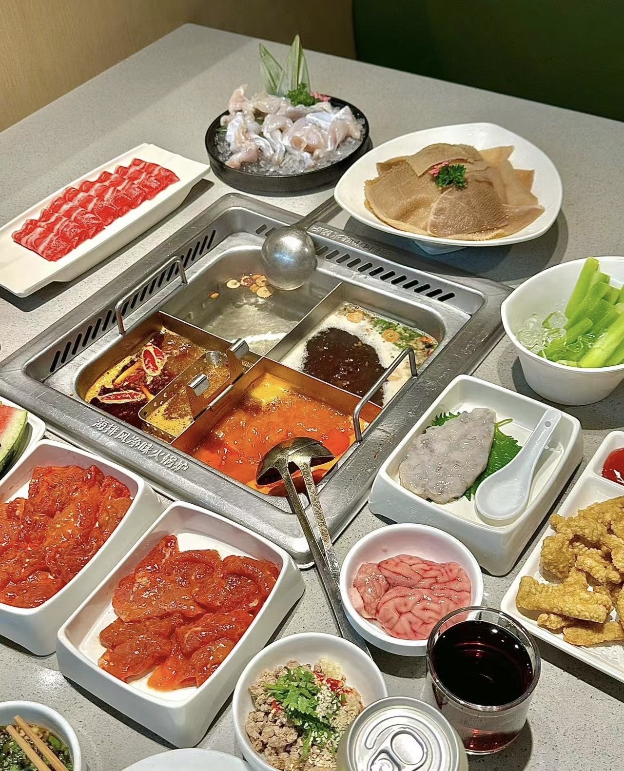 醇香的汤底，新鲜的食材，舌尖上的盛宴，心 配图1