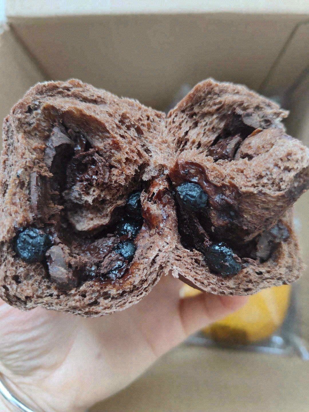 这款蓝莓欧包，摒弃精制的小麦粉，以全麦粉 配图1