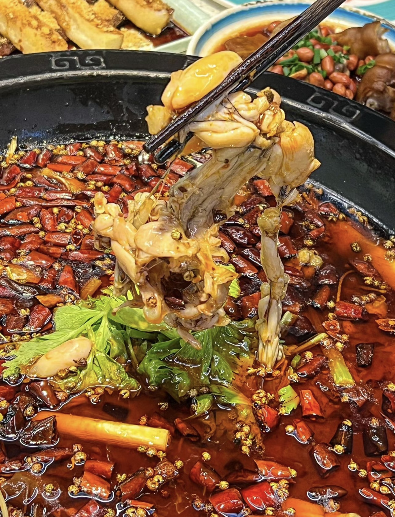 鲜香麻辣的牛蛙火锅，肥美的牛蛙在锅中跳跃 配图1