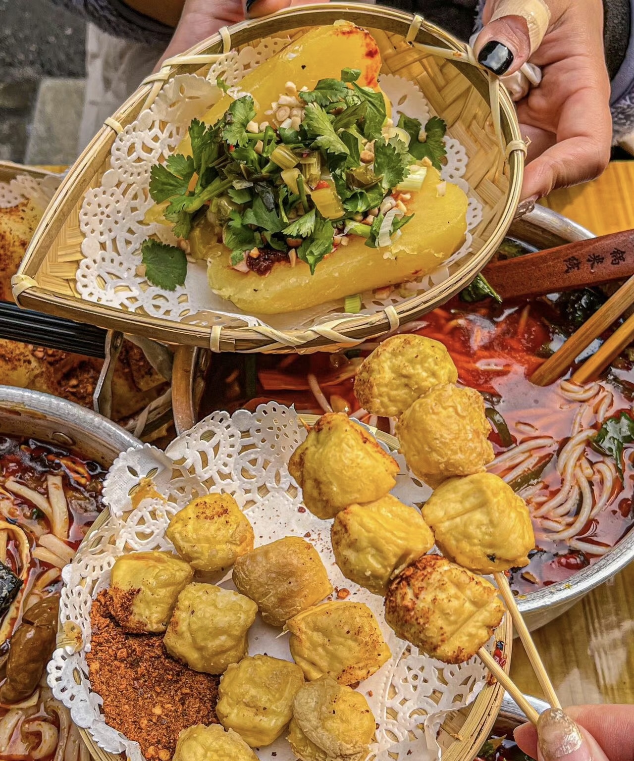 肥肠米线，满满的红油，一端上桌都香得上头 配图3