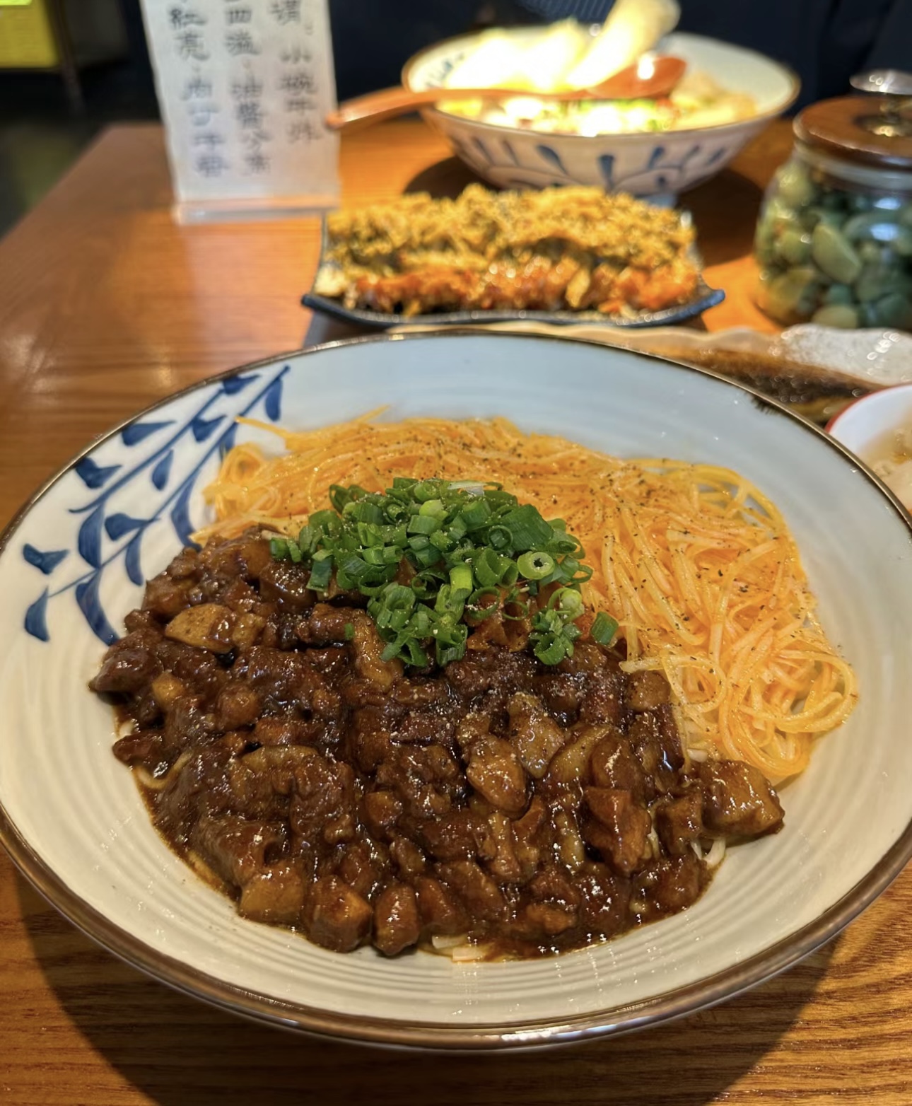 卤肉面，那是令人垂涎欲滴的美味组合，卤肉 配图1