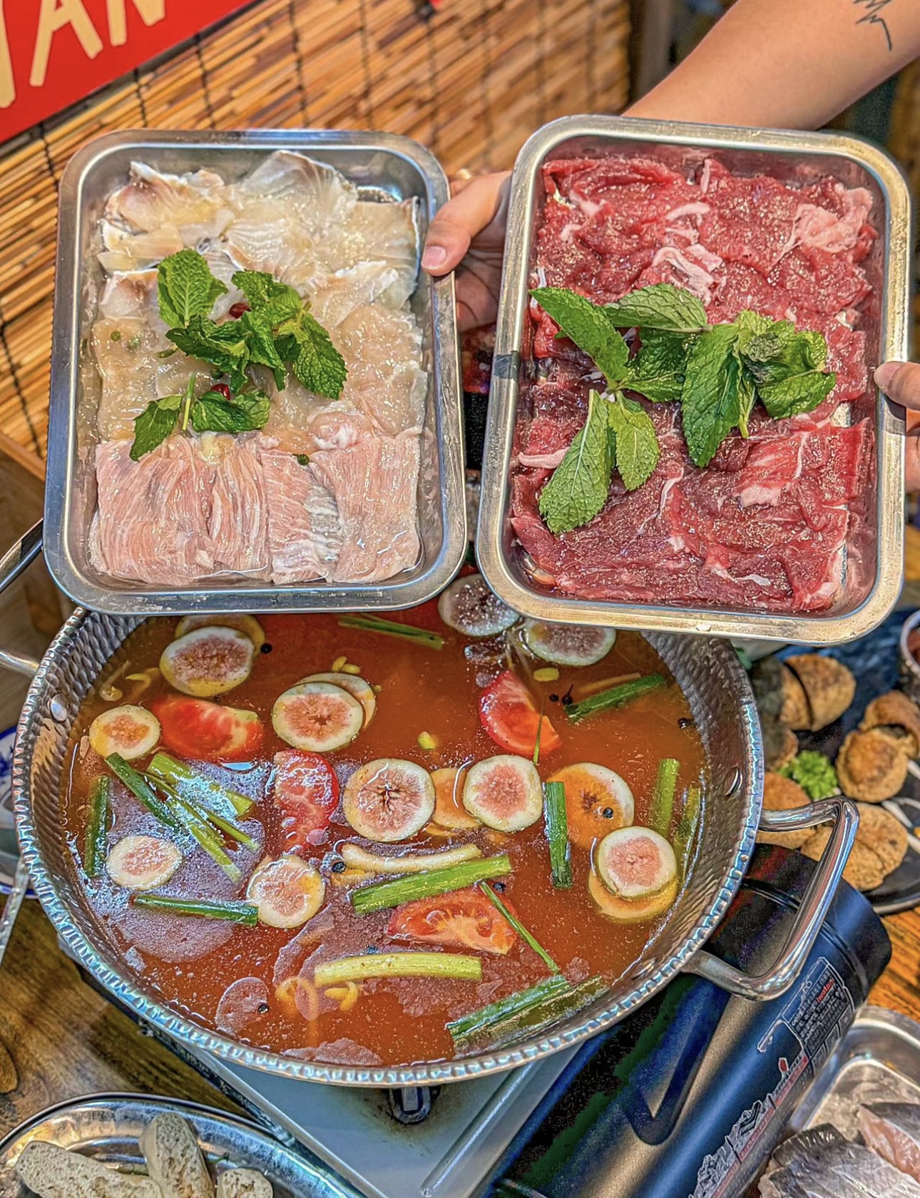 浓郁酸汤，独特风味。新鲜食材在锅中翻滚， 配图2