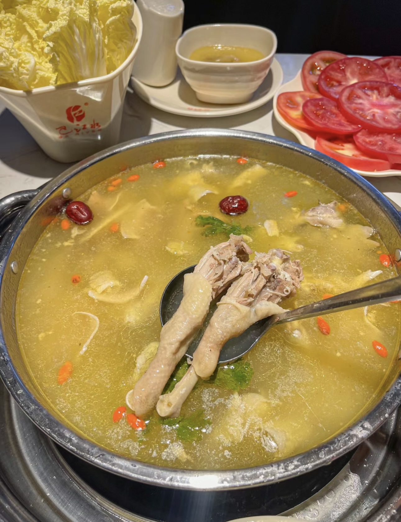天麻火腿鸡火锅，独特风味令人难忘。天麻的 配图1