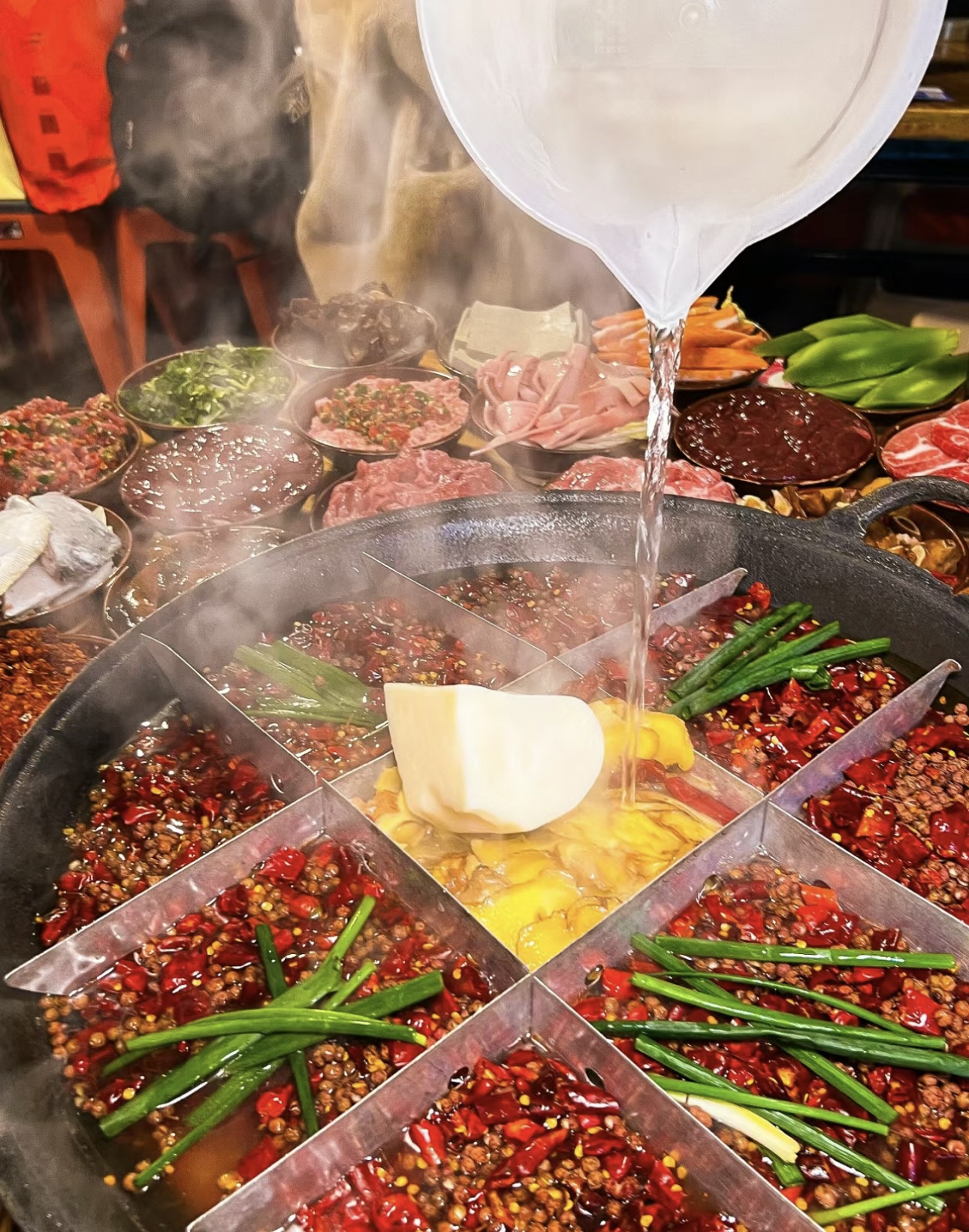 火锅店内热气腾腾，美味食材等你来涮。亲朋 配图1