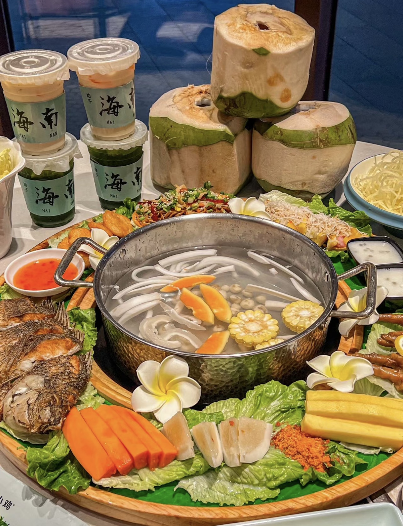 椰子鸡火锅，椰香四溢，鸡肉滑嫩。汤底清甜 配图2
