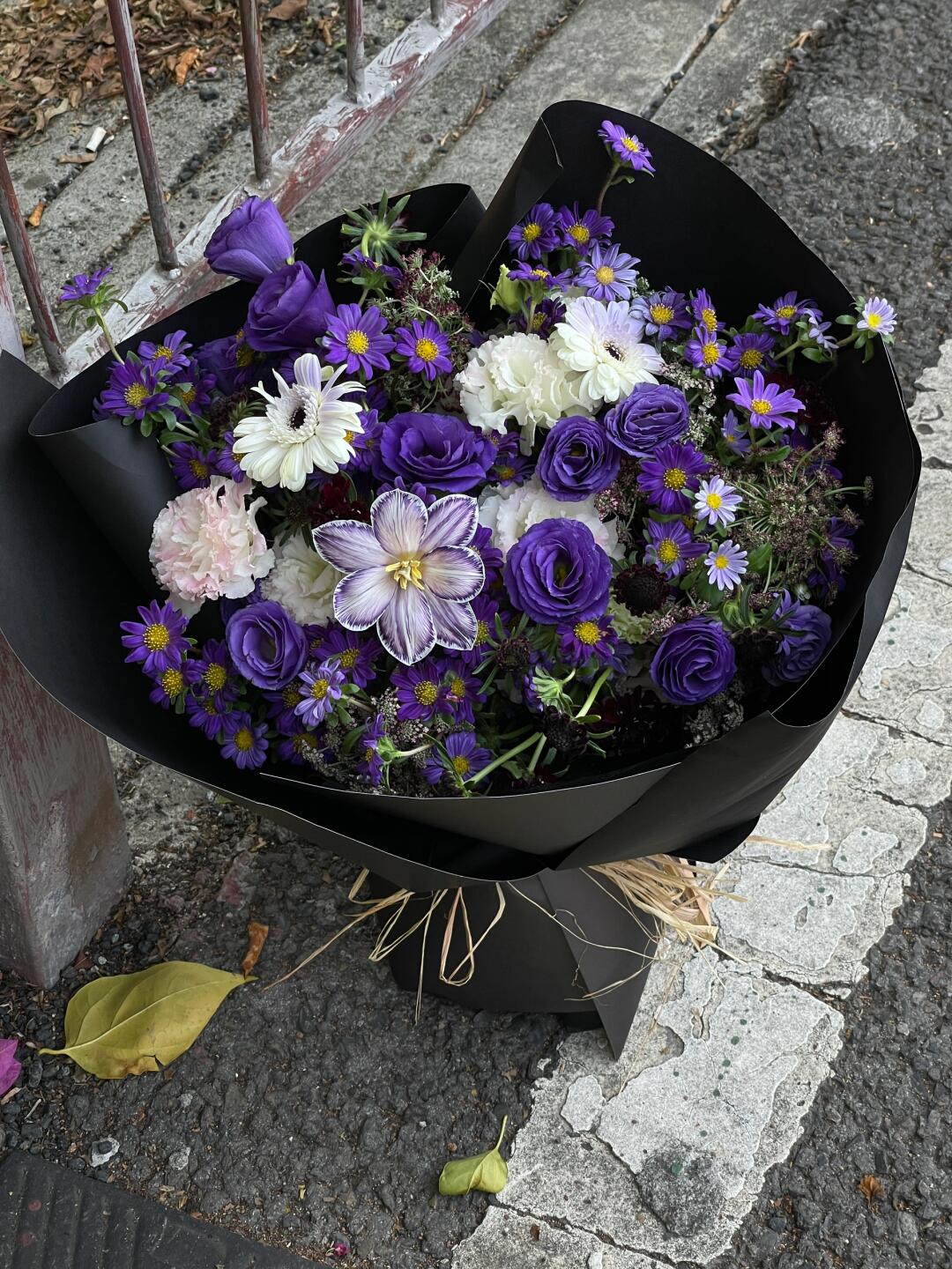 🖤黑紫色混搭花束💜 迷你菊🌼是放到哪里  配图2