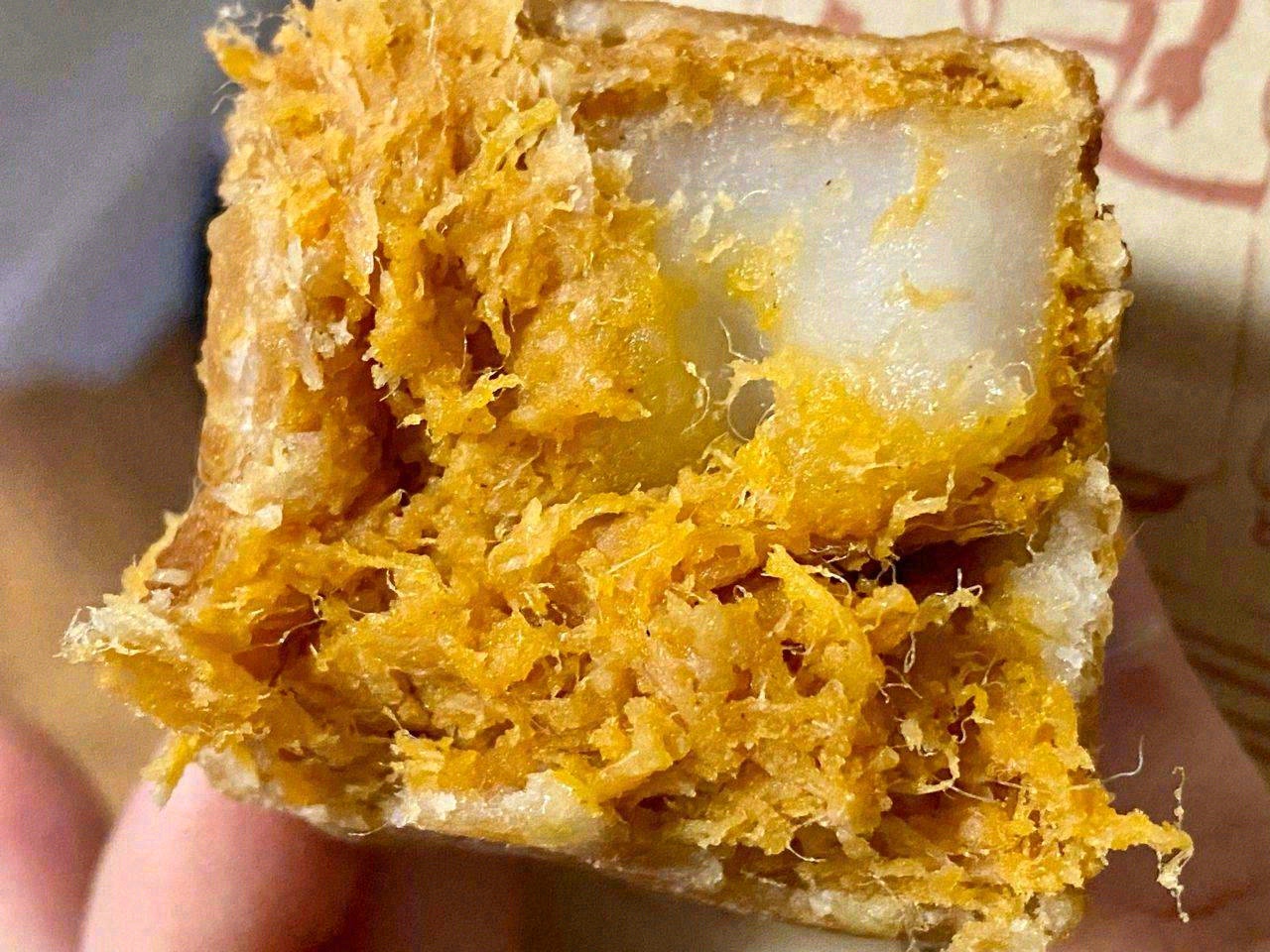 🐣蛋黄肉松的贼香！咸甜口的，饼皮很薄🥞肉 配图3
