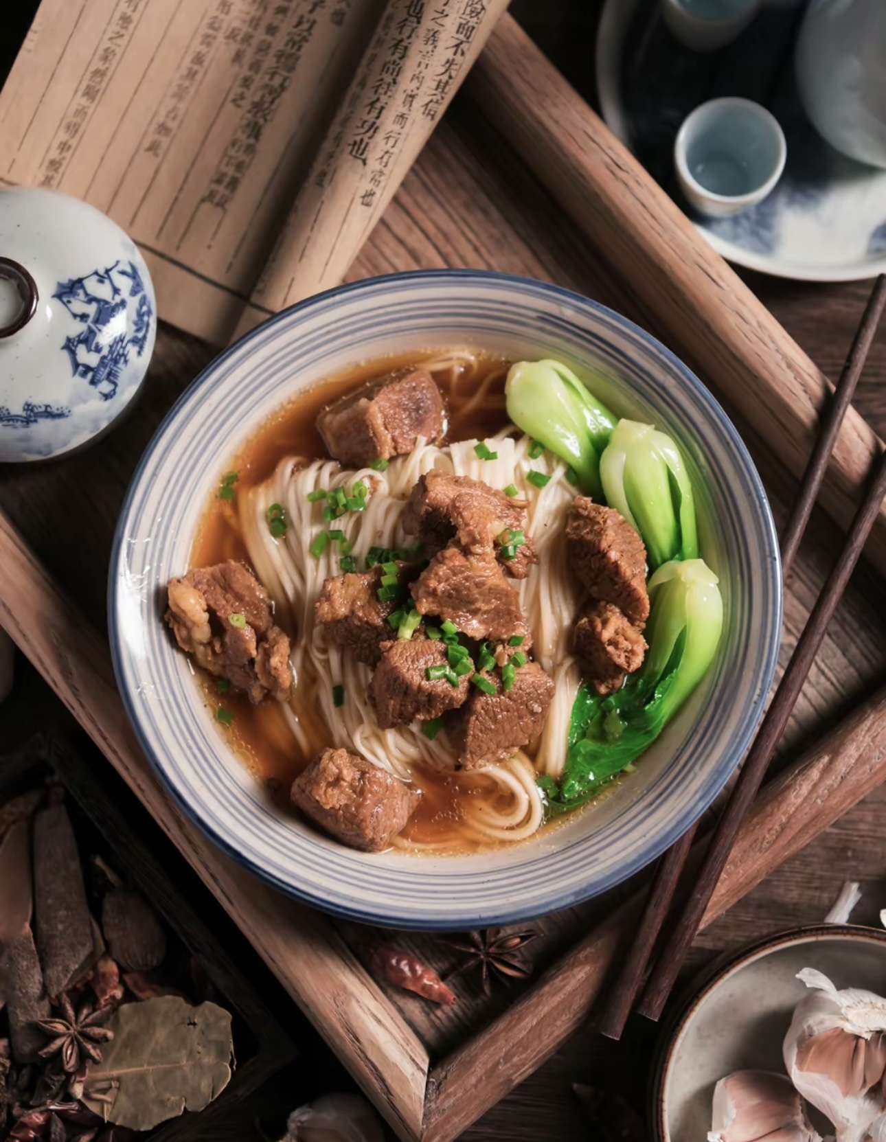 香气四溢的红烧牛肉面，每一口都让人陶醉。 配图2