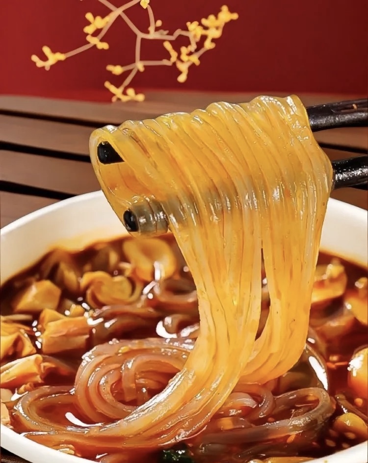 酸辣粉的独特之处在于它的多重口感。酸辣粉 配图1