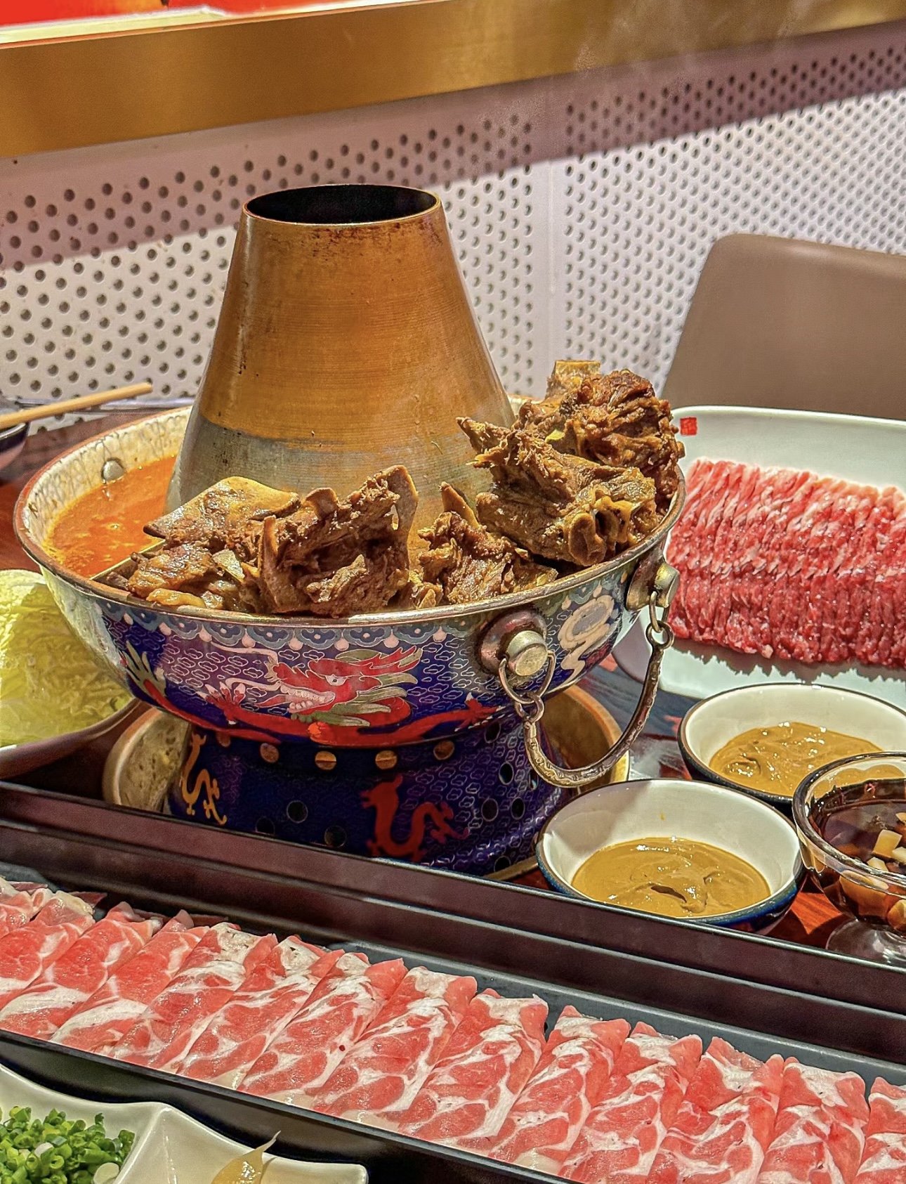 羊蝎子火锅，骨香肉嫩。慢炖的浓汤，炖煮出 配图2