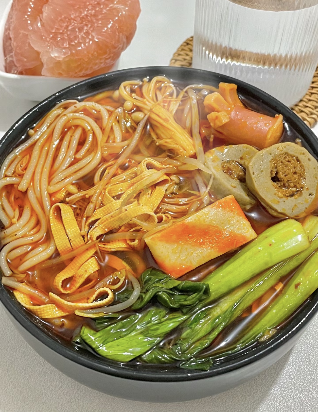 细长的米线，如丝般滑顺，在热汤中舞蹈。或 配图3