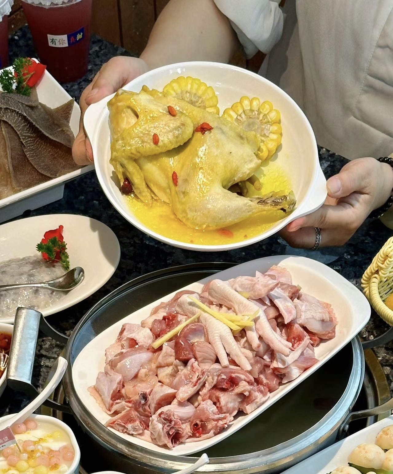 鲜嫩鸡肉在锅中炖煮，香气扑鼻。那浓郁的汤 配图3