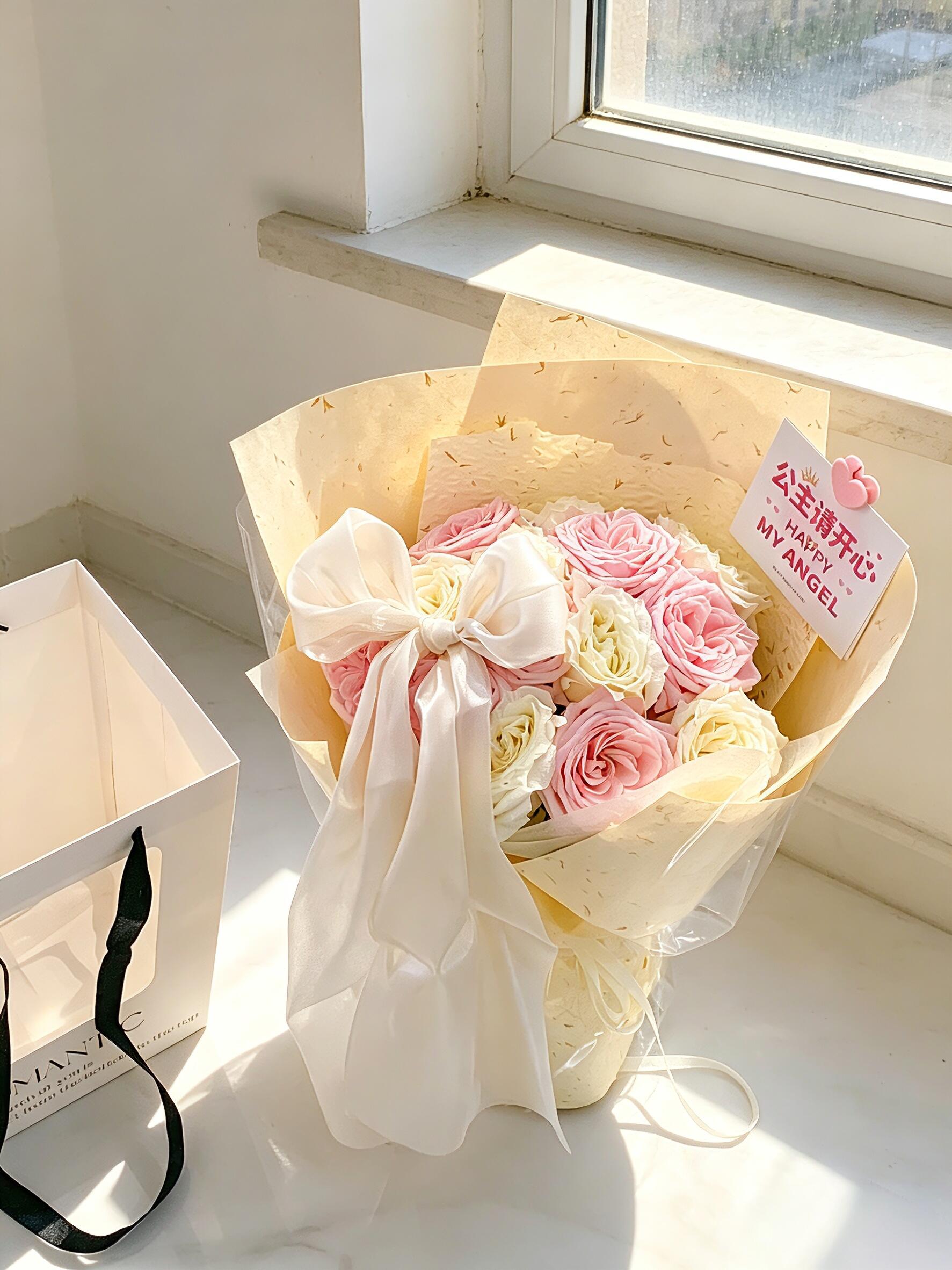 粉玫瑰白玫瑰混搭花束 松弛一点🌸 生活不 配图2