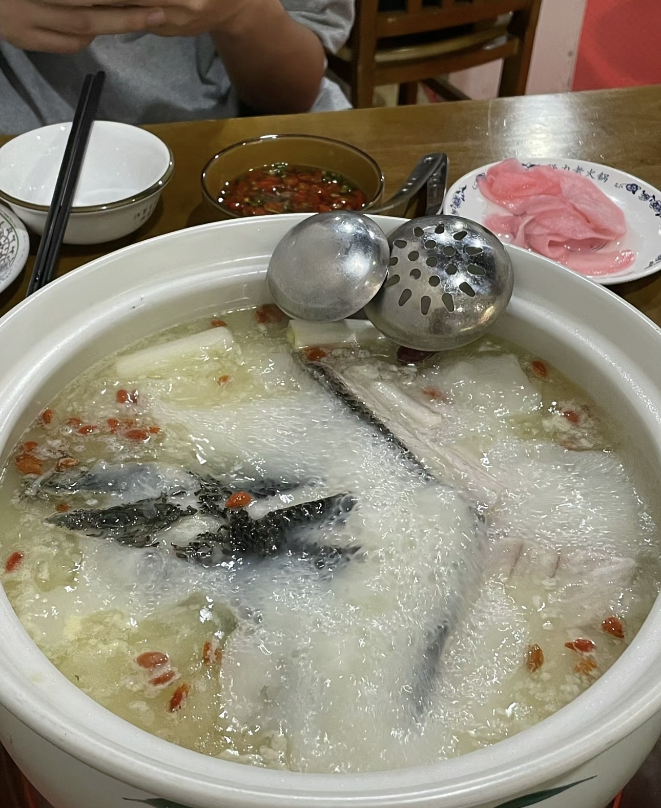 薄如蝉翼的鱼片，在鲜香四溢的火锅中轻轻翻 配图3