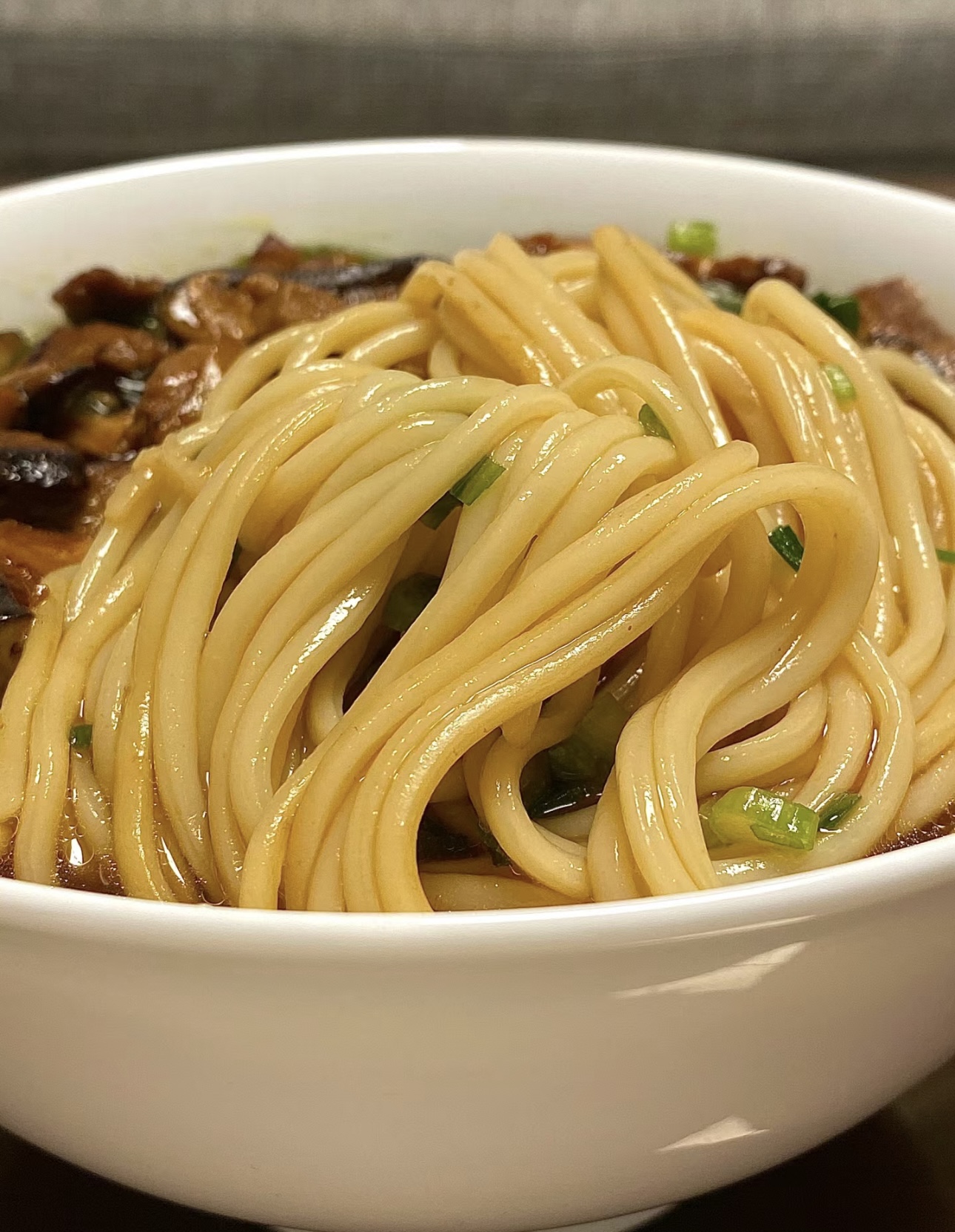 一碗香菇肉片汤面，散发着诱人香气。香菇的 配图3