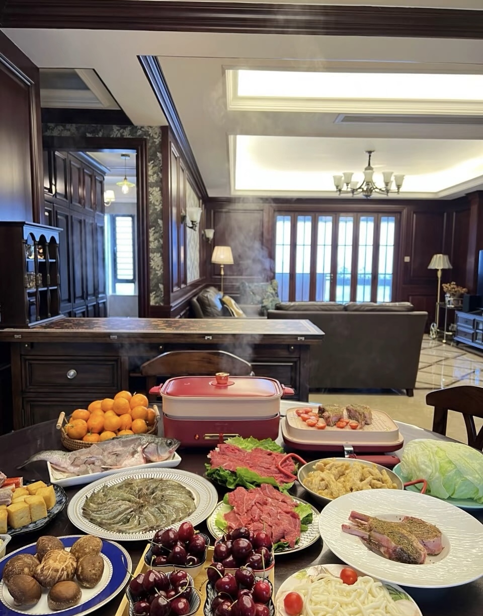 锅底热气腾腾，锅中是食材五花八门。肥瘦相 配图1