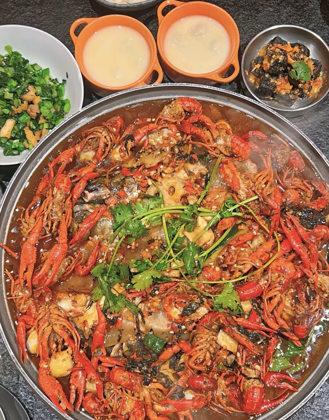 温柔的晚风，冒泡的汽水，香辣的小龙虾。  配图1