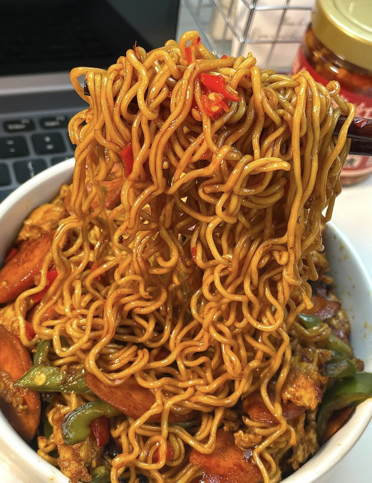 色泽诱人的炒泡面，面条根根分明，混合着丰 配图2