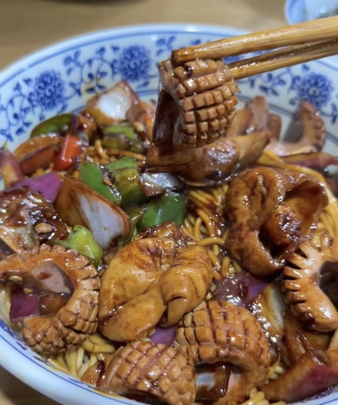 一碗猪肝腰花面，是烟火人间里的温暖慰藉。 配图1