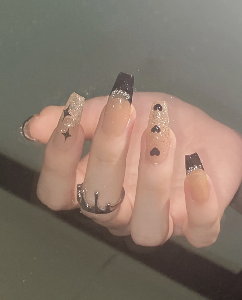 🖤黑色甜系酷美甲💅一整个闪爆啦～ 甜酷甜 配图2