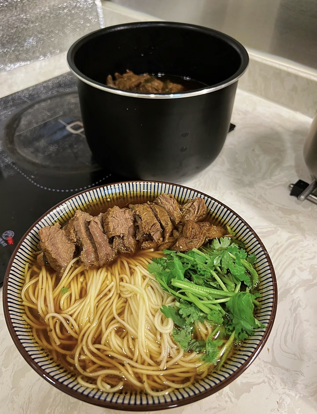 大块牛肉炖至软烂，融入浓郁红烧汤汁，搭配 配图2
