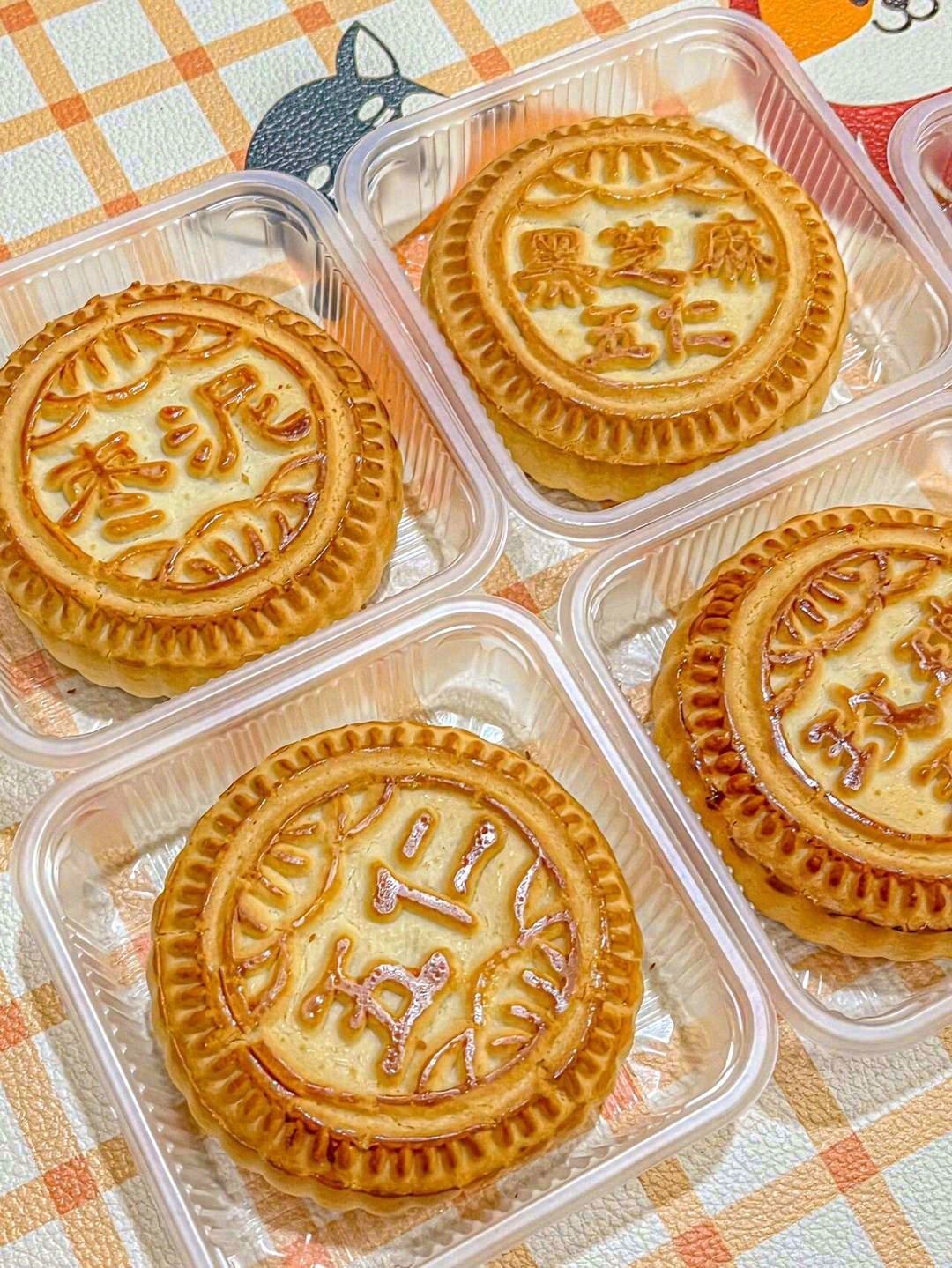 一口枣泥月饼🥮回到童年的纯真🙂 皮薄肉厚 配图2