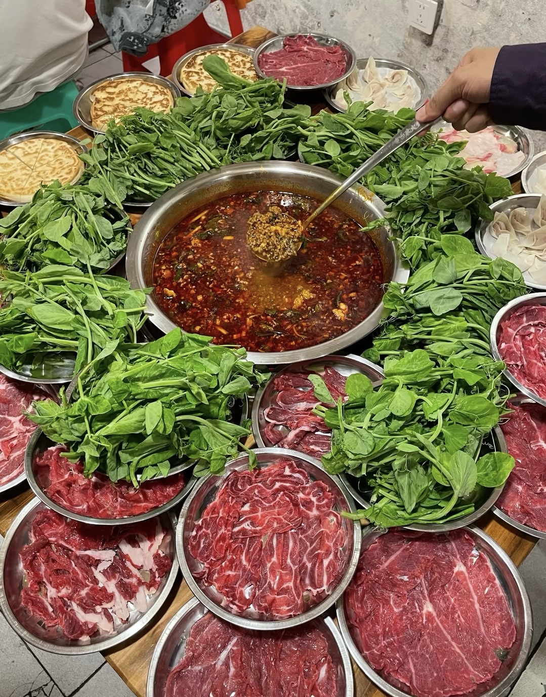 鲜到反人类的牛肉火锅。 确定今晚不下手？ 配图1
