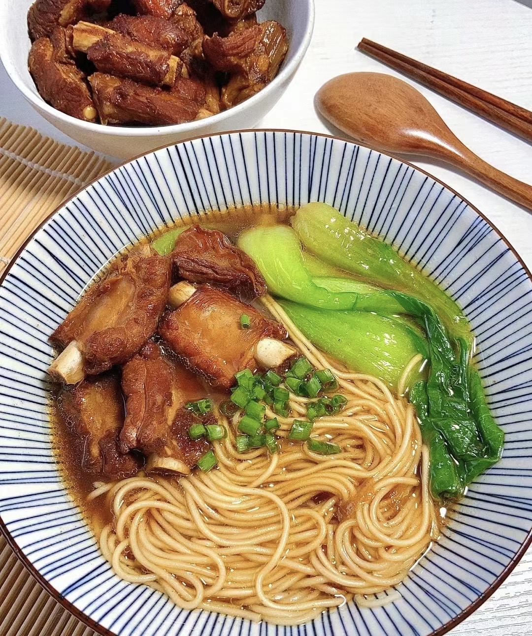 排骨放入锅中，加姜片、大葱、料酒，焯水后 配图3