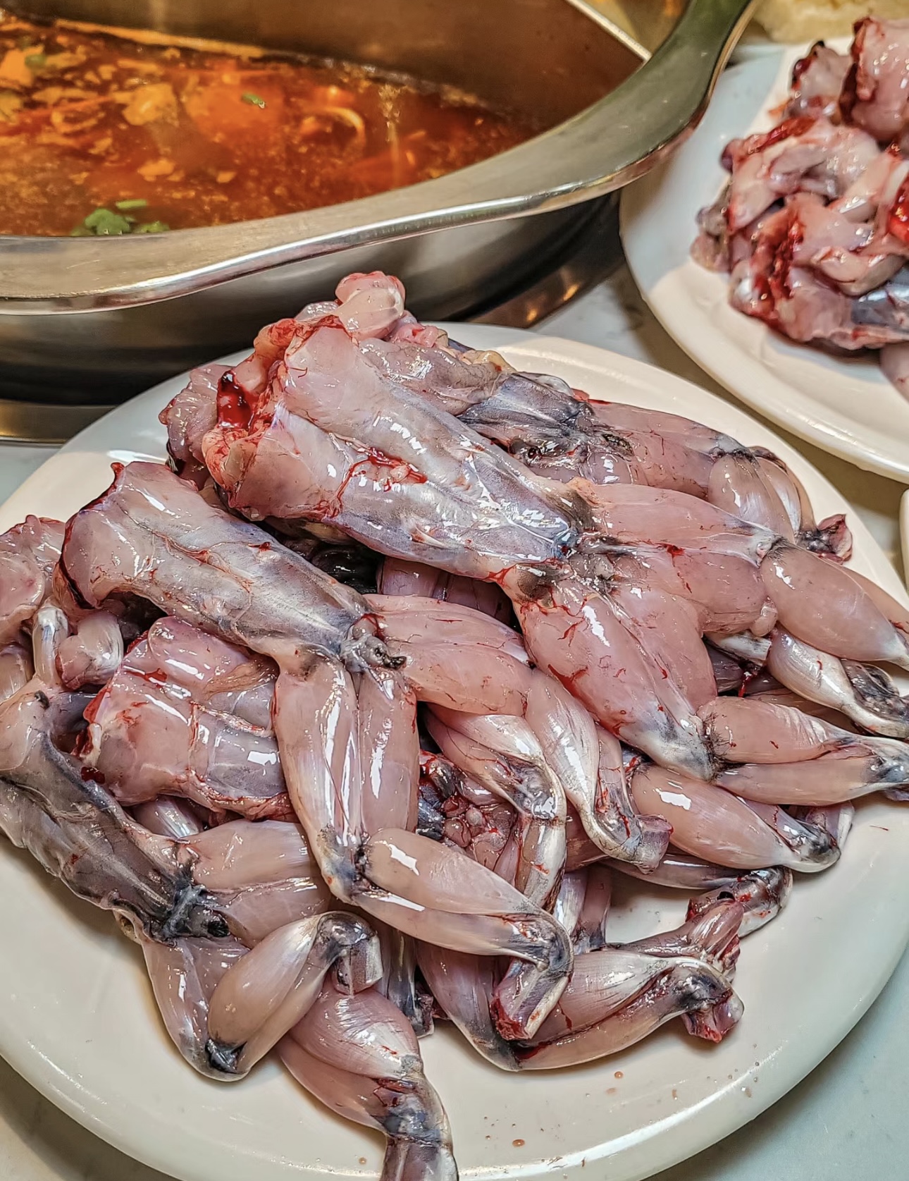 🐸田鸡火锅，舌尖上的美味😍！ 🥘现杀的田 配图2