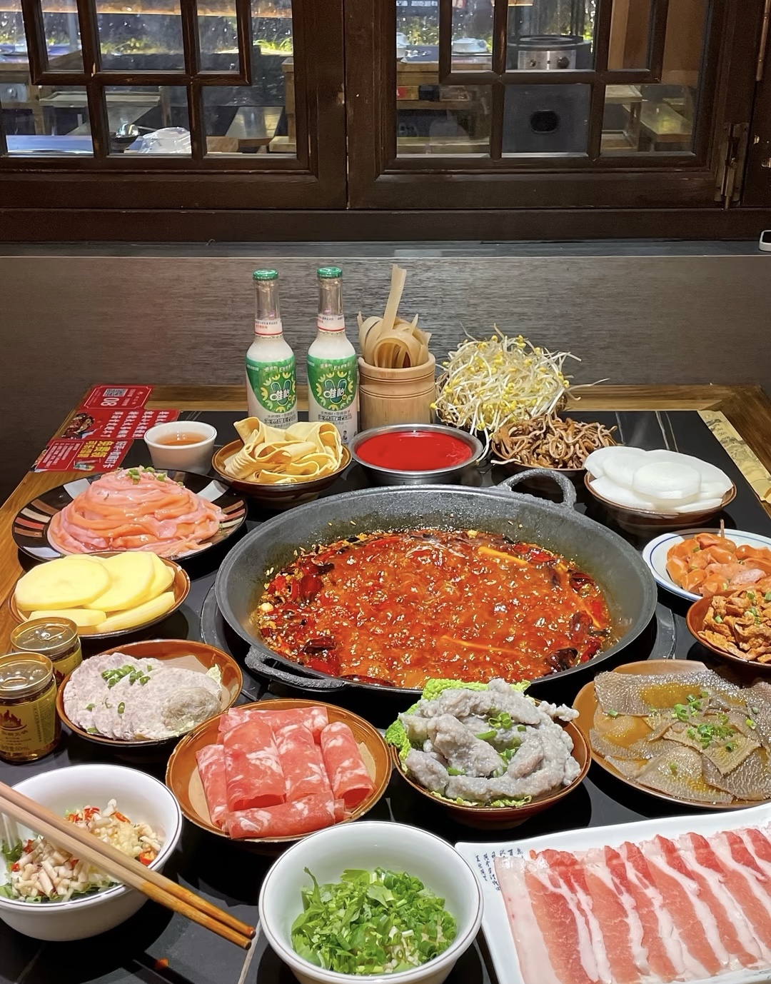 四川的火锅远近闻名锅底热气腾腾，锅中食材 配图2