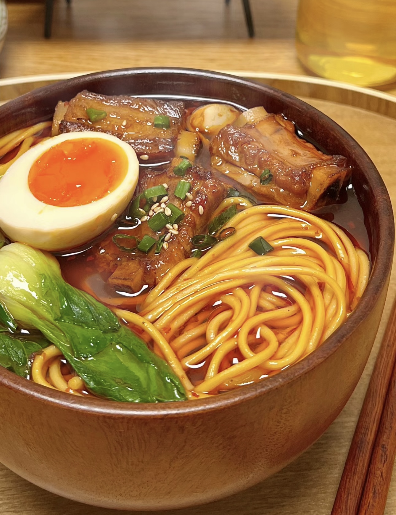 香辣排骨面，味蕾盛宴！香酥排骨搭配劲道面 配图1