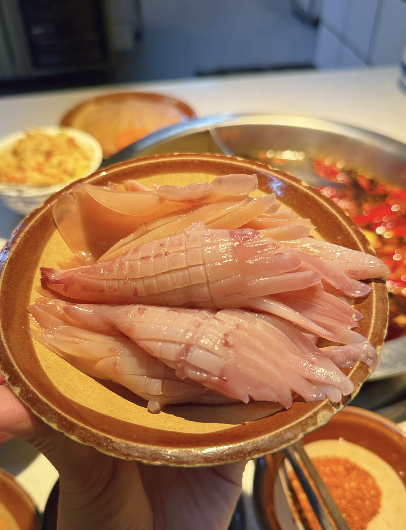 麻辣鲜香的重庆火锅，红油滚滚，食材丰富。 配图2