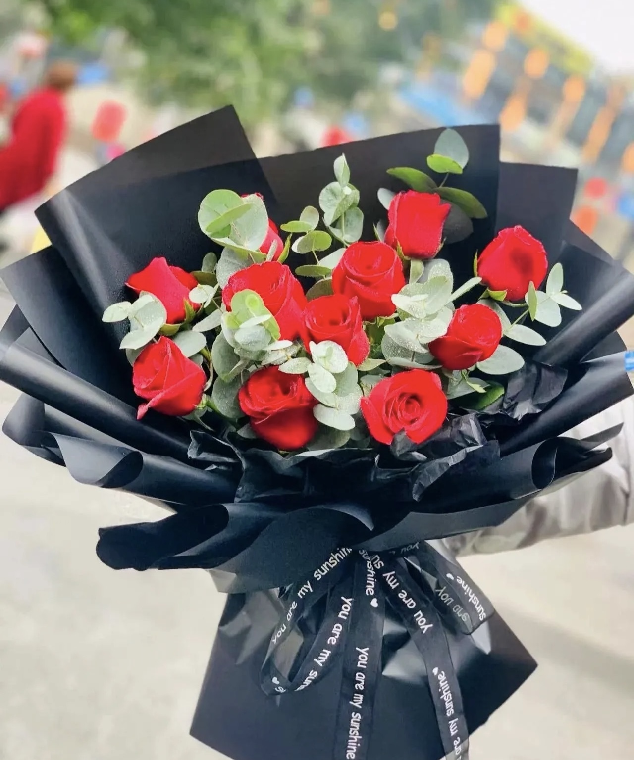 玫瑰花的花语：“爱意落山河，花满碎星辰。 配图2