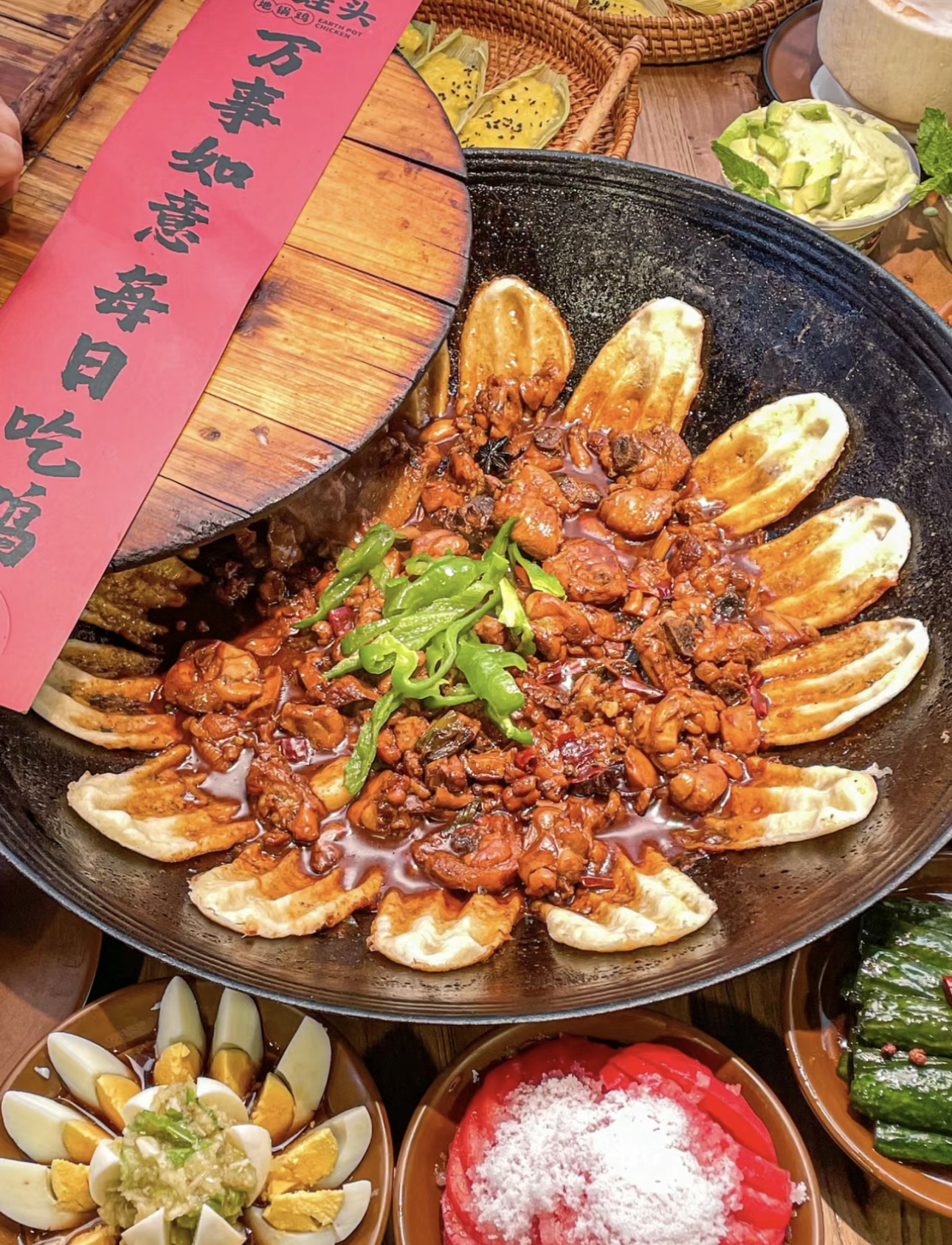 热气腾腾的地锅鸡，浓郁的香味扑鼻而来。鲜 配图3