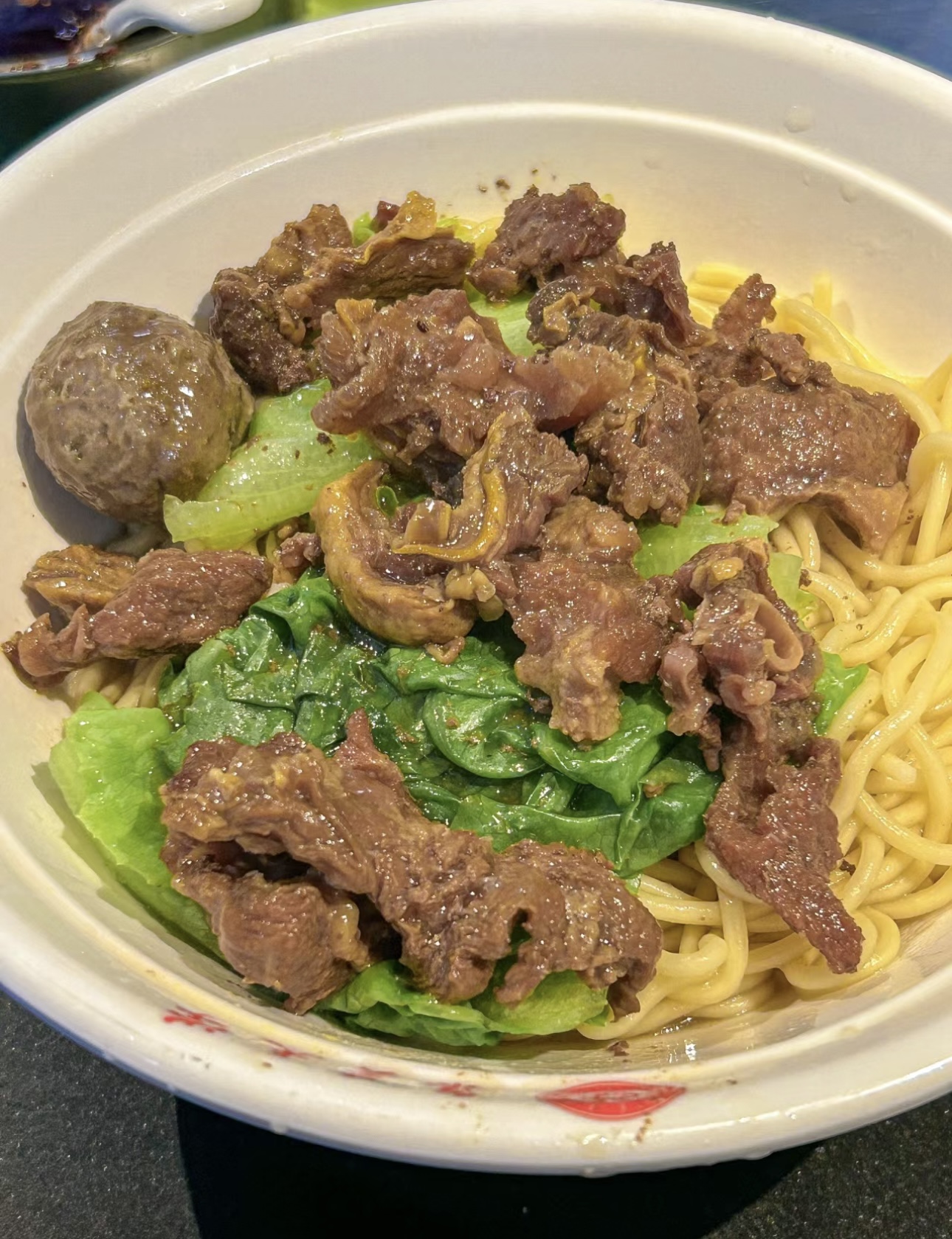 一碗牛肉面，香气四溢。大块牛肉与筋道面条 配图1