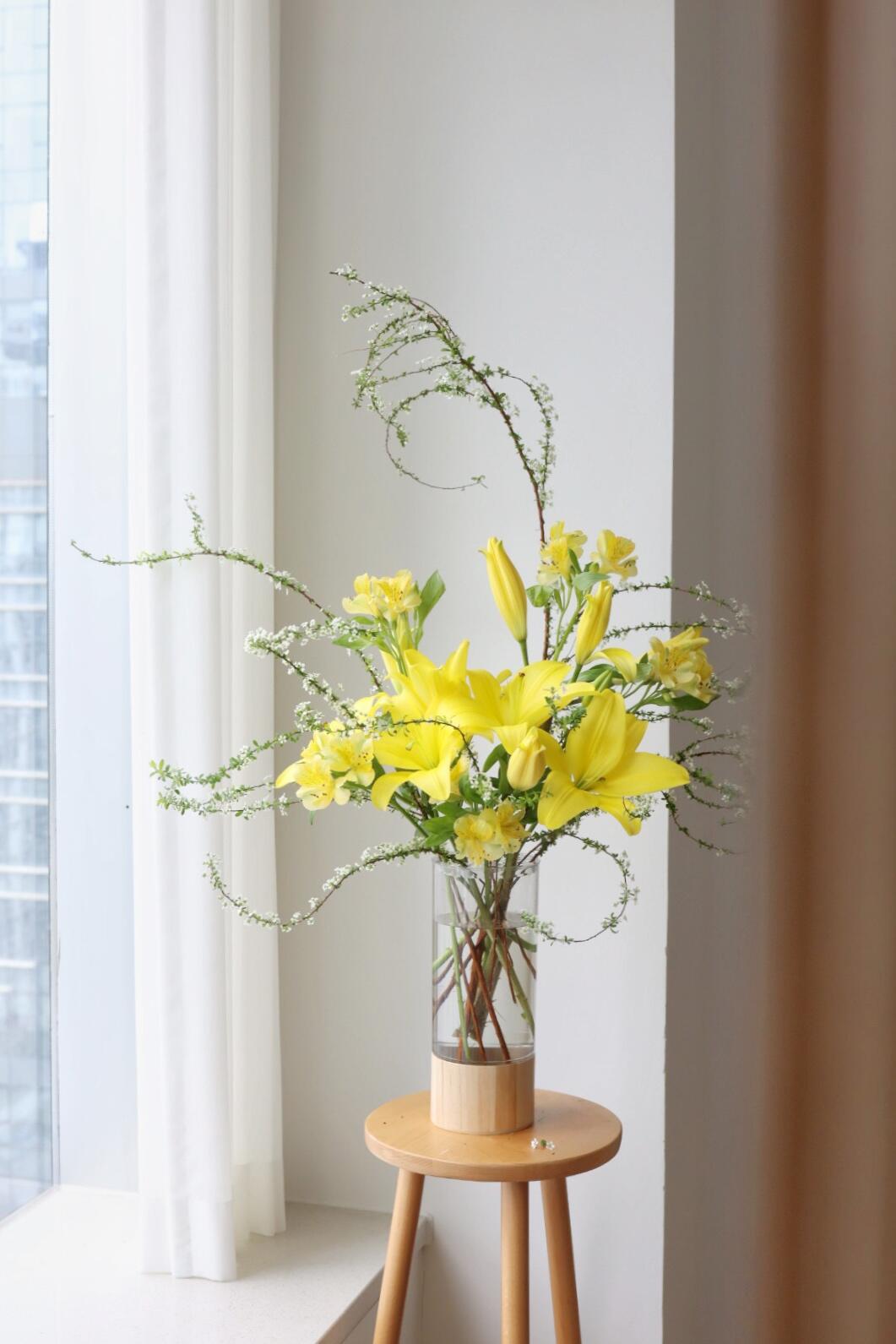 鹅黄色的百合 🌸花瓶里流动的春日光谱 摘 配图1