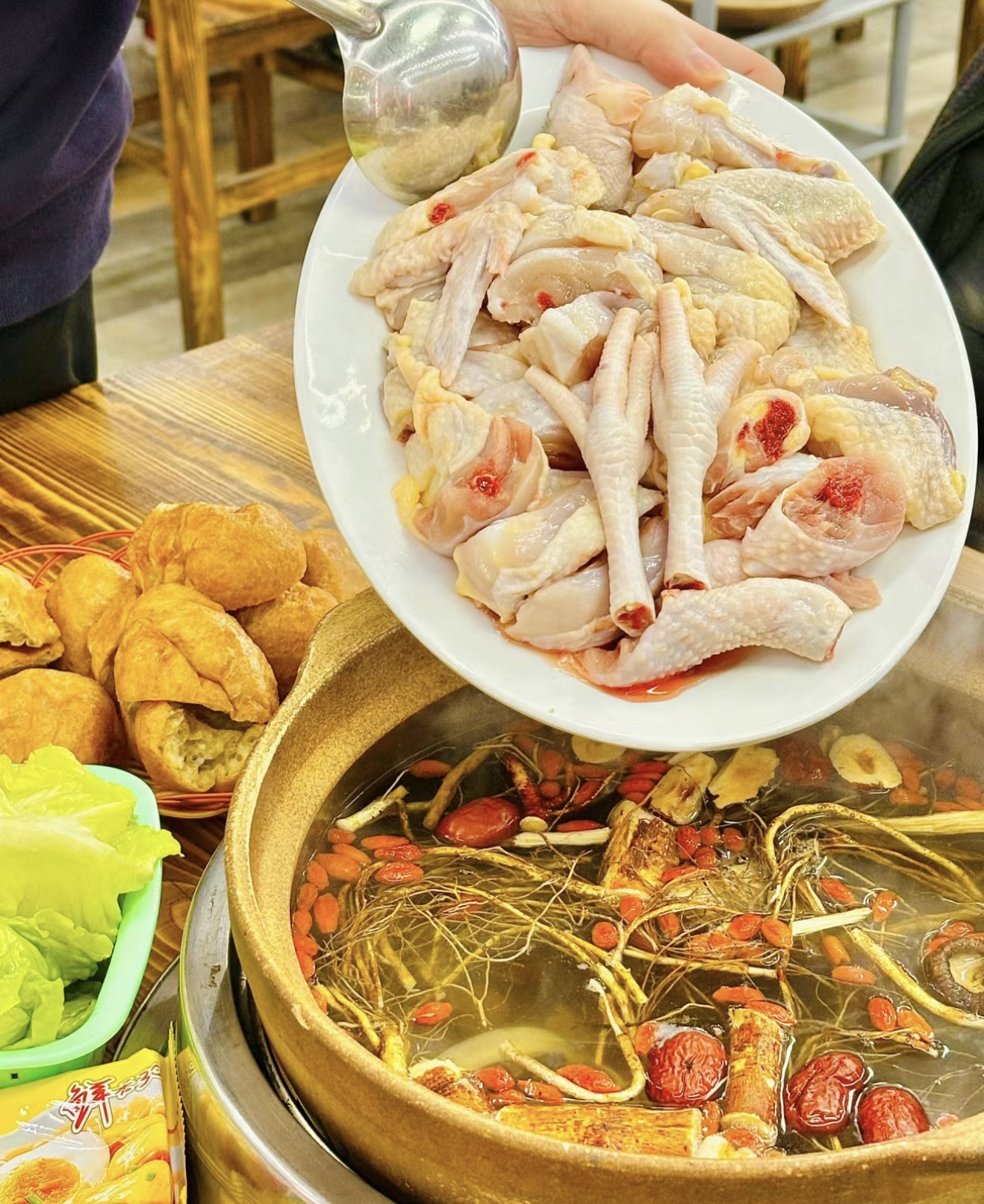 五指毛桃鸡火锅，独特风味等你来尝！鲜嫩鸡 配图1