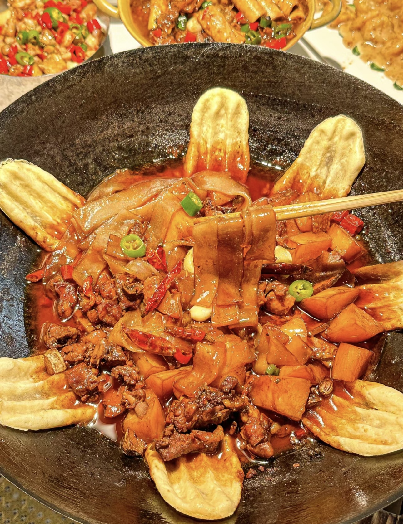 香嫩鸡肉，贴锅面饼。地锅鸡，浓郁汤汁包裹 配图1