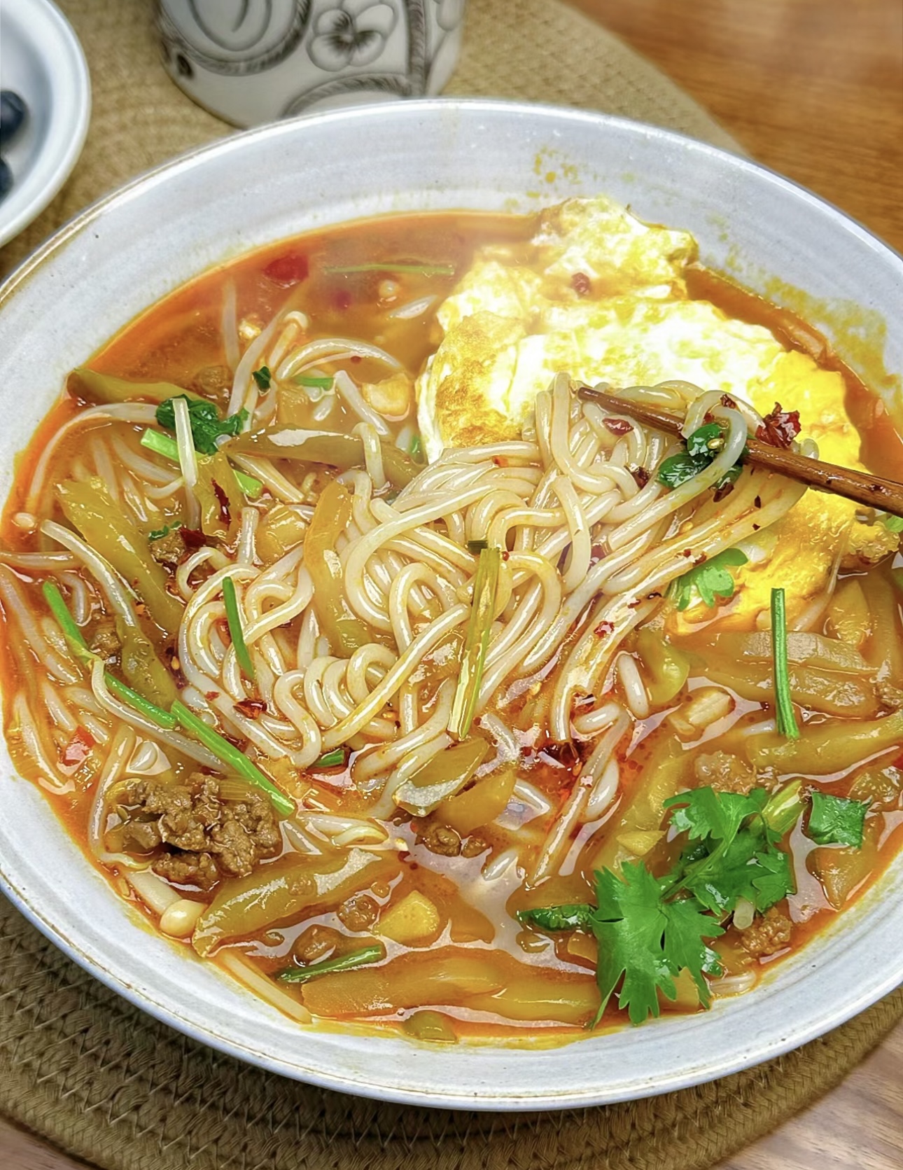 一碗榨菜牛肉米线，热气腾腾，香气扑鼻。榨 配图2