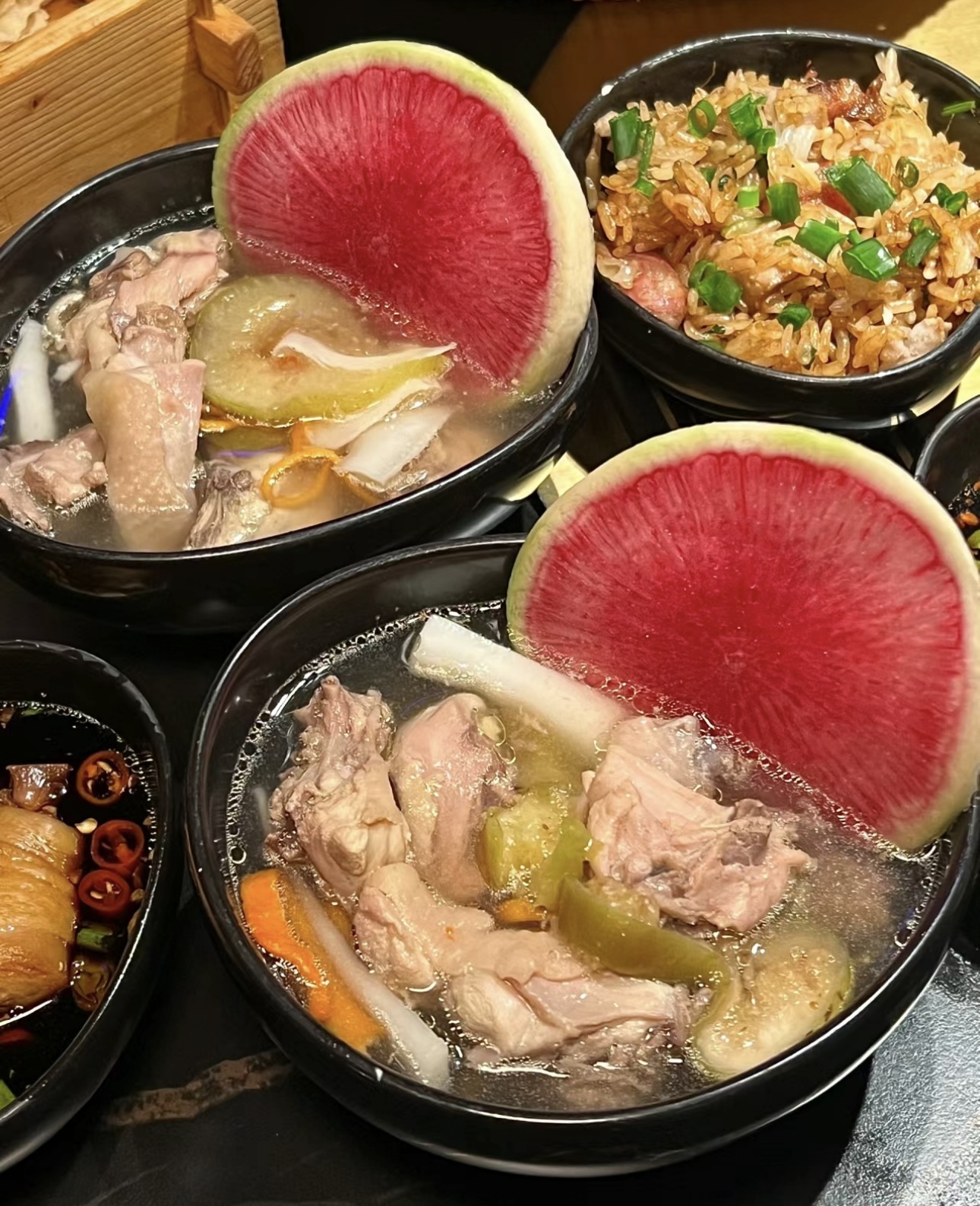 清甜椰汁与鲜嫩鸡肉共舞，成就椰子鸡火锅。 配图3