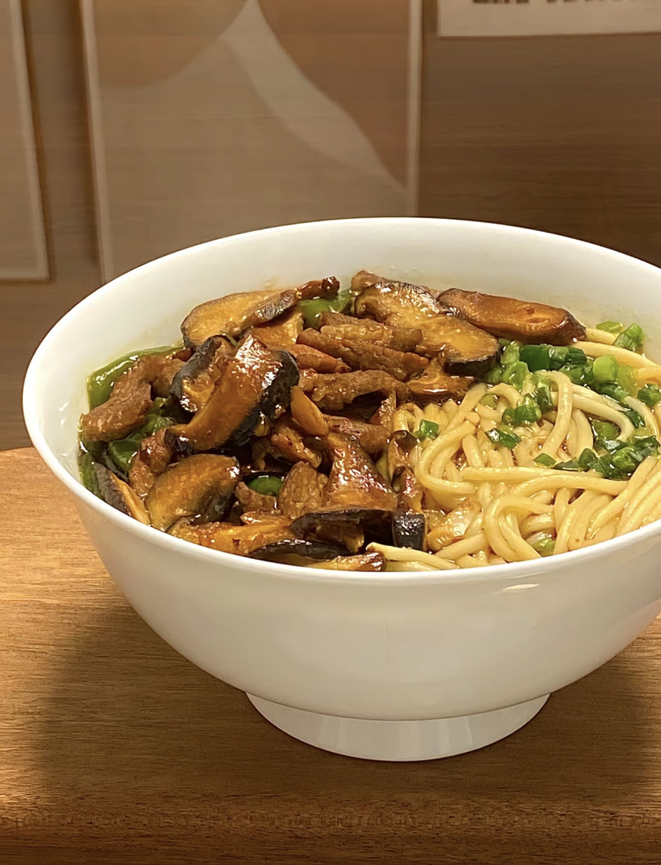 香菇鲜美，肉片嫩滑，面条筋道。一碗热气腾 配图1