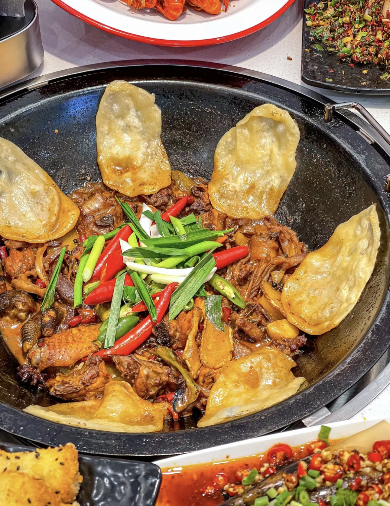 地锅鸡，铁锅炖煮，鸡肉鲜嫩多汁。贴饼沾满 配图1