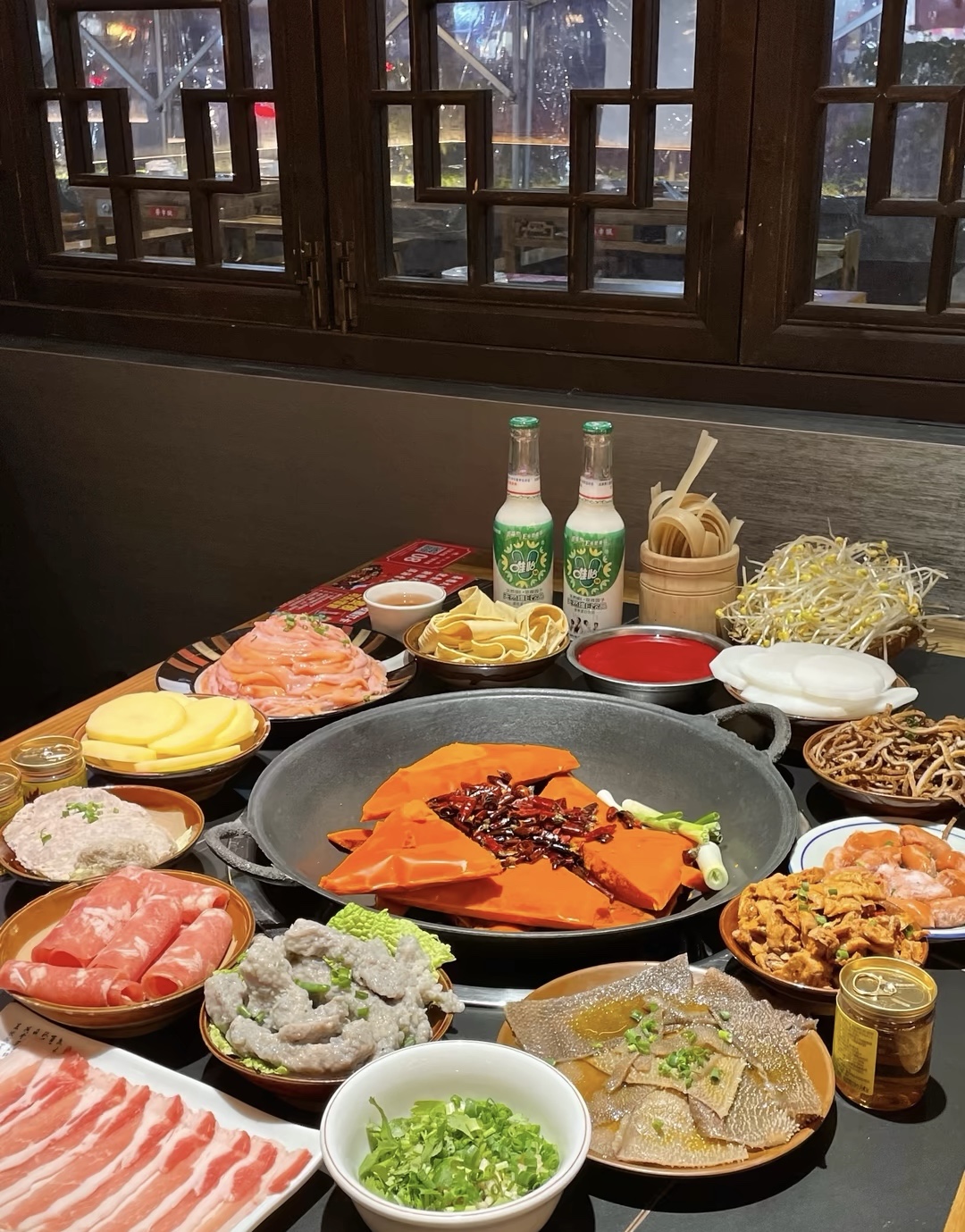 四川的火锅远近闻名锅底热气腾腾，锅中食材 配图1