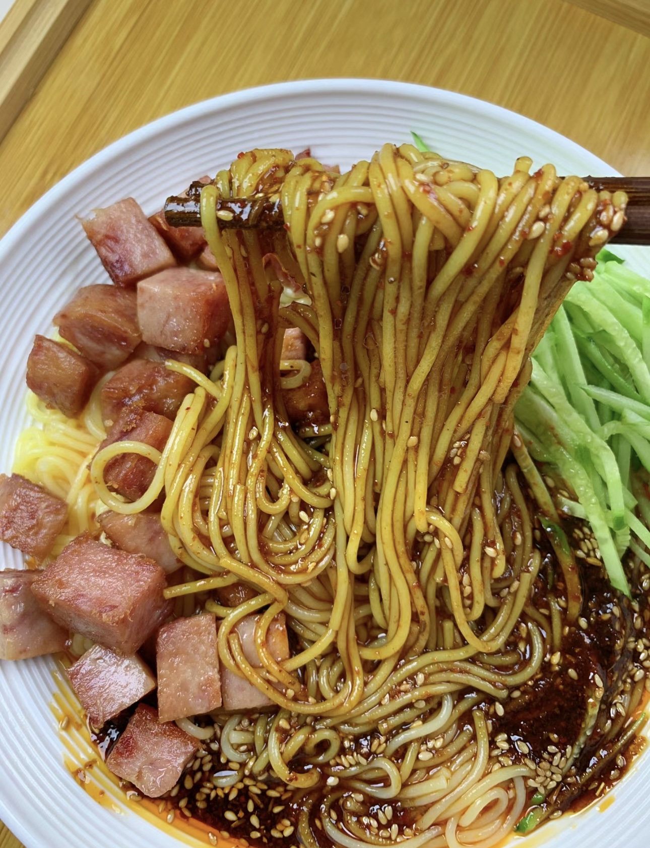 筋道的面条，搭配丰富的配菜和秘制酱料，搅 配图3