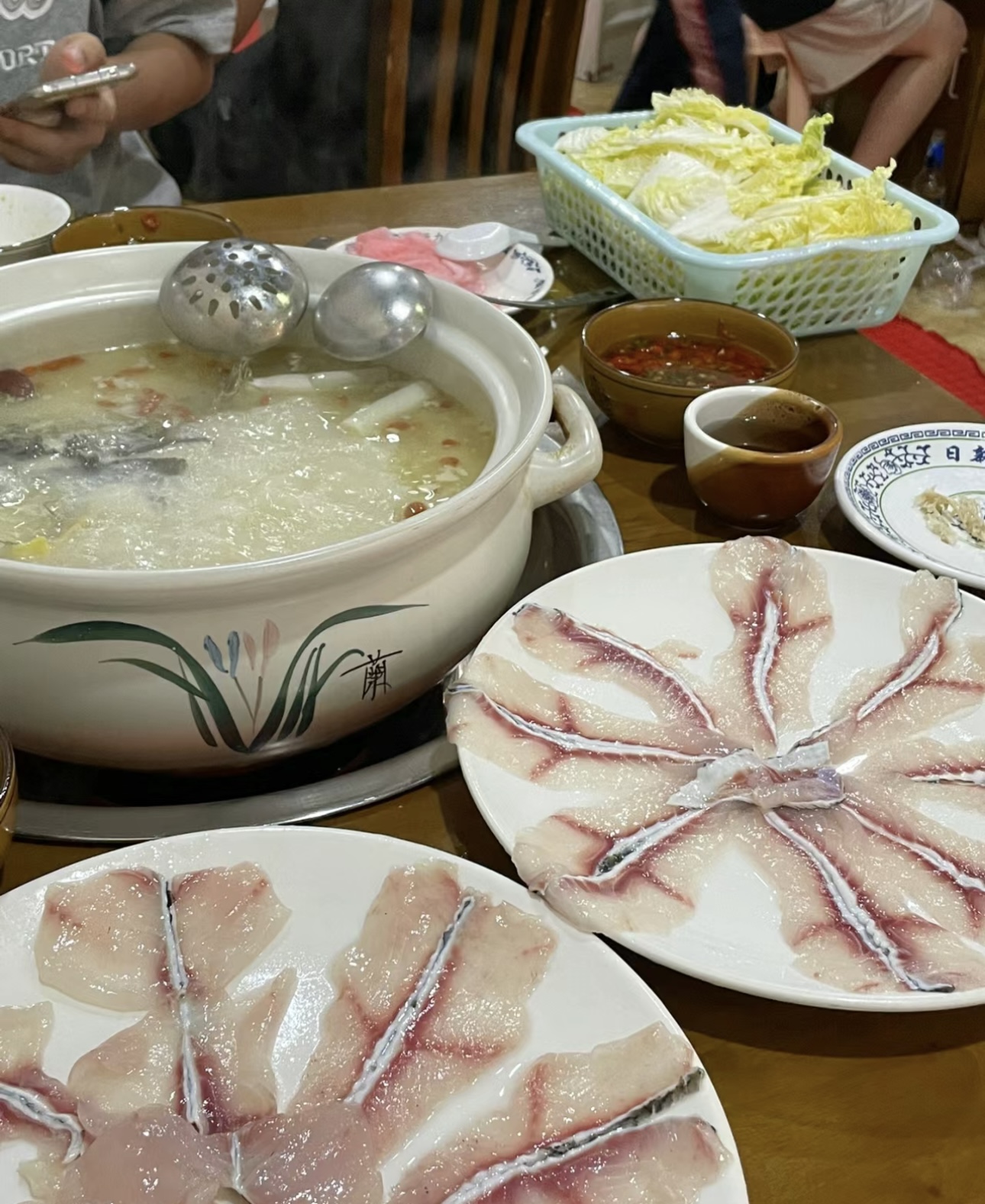 薄如蝉翼的鱼片，在鲜香四溢的火锅中轻轻翻 配图1