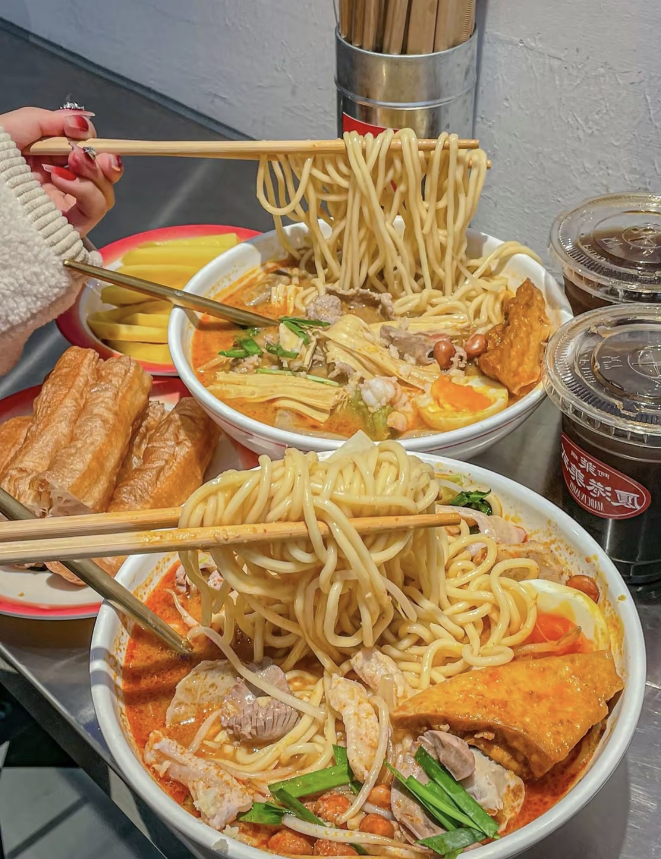 走进闽南，邂逅一碗地道沙茶面，香气扑鼻， 配图1