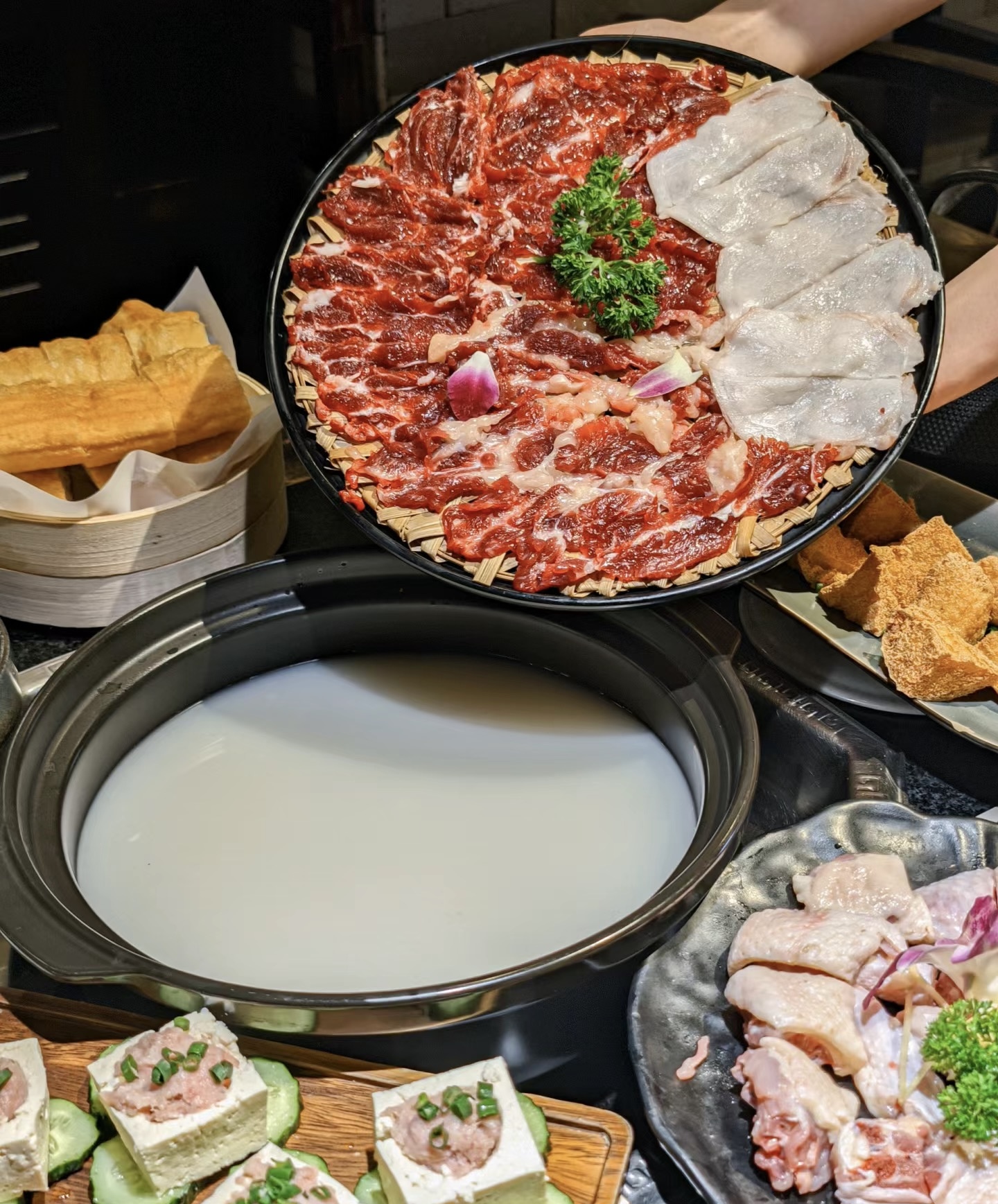粥底火锅。细腻的粥底，搭配丰富食材，熬煮 配图2