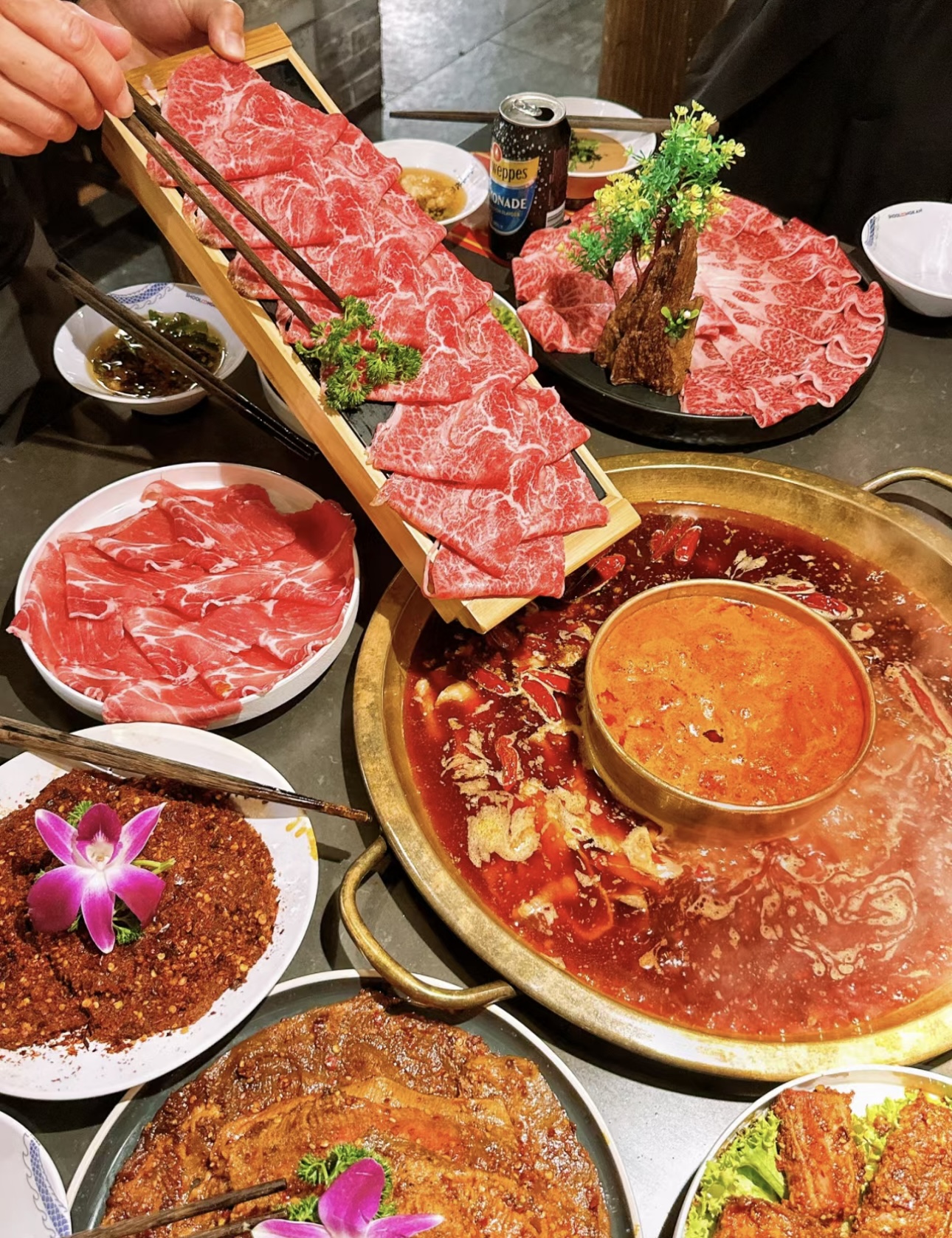 火锅店，美食的天堂。鲜嫩的肉类、爽口的蔬 配图1