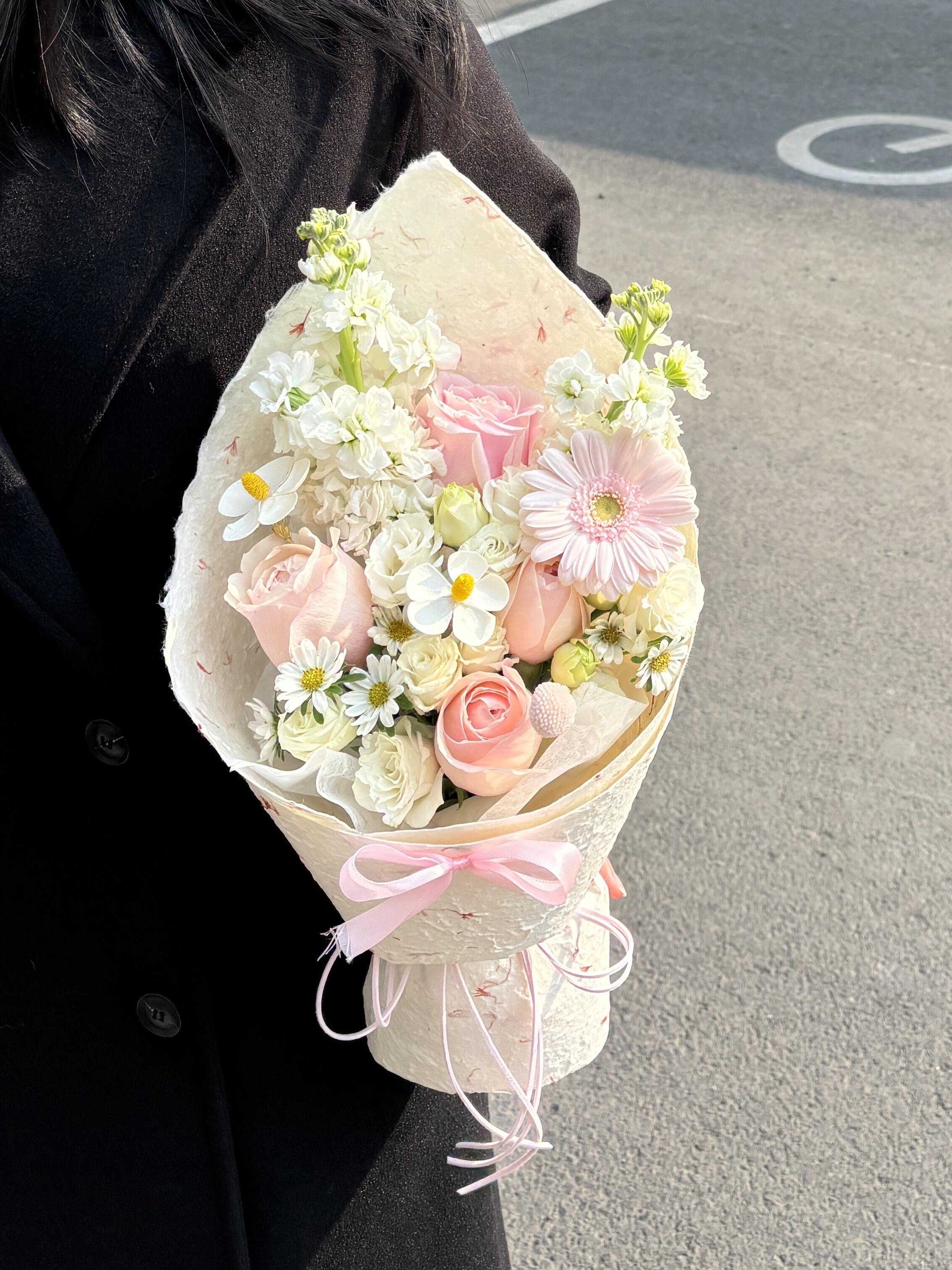 送女生小花束💐 愿今日有花🌸 有笑 有爱 配图2